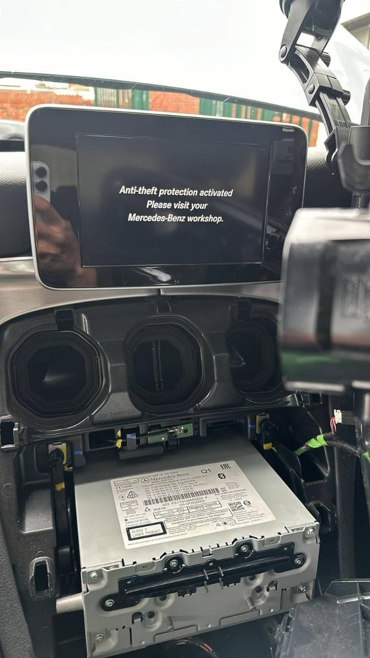 Mercedes-Benz headunit displaying the anti-theft protection activated message after installation in another vehicle